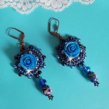 BO Roses Bleues Royales brodées avec des roses en résine, des perles nacrées, des pendants en porcelaine cloisonné, des facettes et des rocailles